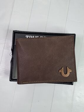 True Religion Men’s Brown Leather Bi-Fold Wallet New with Giftbox RFID